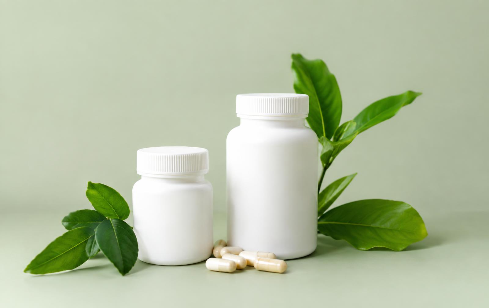 Supplement-Dosen mit Kapseln und grünen Blättern – Beispiel für einen Shopify Shop für Nahrungsergänzung